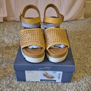 NWT Universal Thread Alba Memory Foam Tan Sandals 9.5
